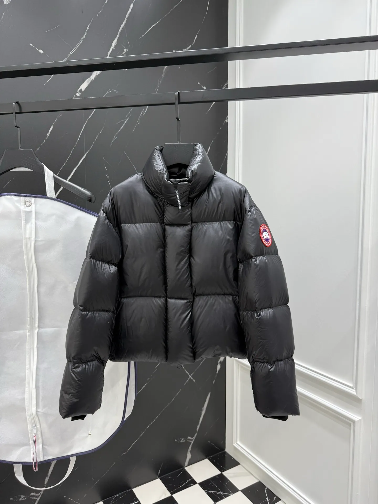 P720 top version, counter quality, different from ordinary versions on the market - Canada Goose Canada Goose Cypress classic embroidered logo logo short parka stand-up collar down jacket The most beautiful goose down jacket in history Red label series silver birch color full score for comfort and pleasure‼ ️ This is the most popular series this year. The embroidered logo on the sleeve arm brings to life Canada’s topographic map, which is perfect for comparison! YKK zippers and zipper webbing parts are supplied by customers. Each one has Goose's logo, and the placket webbing, wiring and other details are perfect💯. The waterproof surface layer is made of high-tech tear-proof fabric. It is supplied by high-end customers with fine down. It is filled with 80% white goose down. It has high resilience and is light and warm. The pockets on both sides can store small items, and the detachable elastic strap inside makes it easy to carry on the shoulder and frees your hands. Can be easily styled on all body types! The style is classic and timeless, warm and practical, and versatile! Enter with your eyes closed!  Size: S / M / L /
